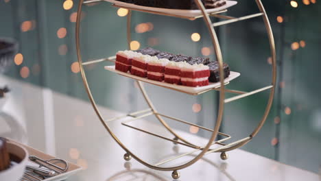 Elegantes-Dessertdisplay-Mit-Geometrischem-Ständer