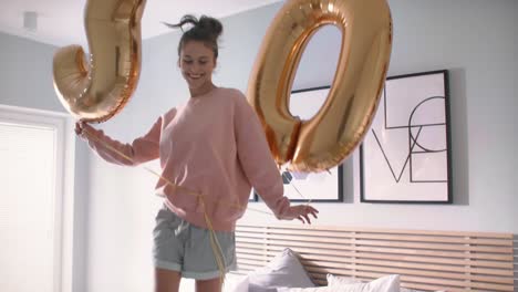 Frau-Mit-Goldenen-Luftballons-Feiert-Ihren-Geburtstag-Im-Bett