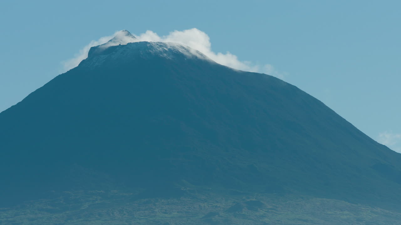 las nubes fluyen sobre el pico del monte pico, las azores, portugal
