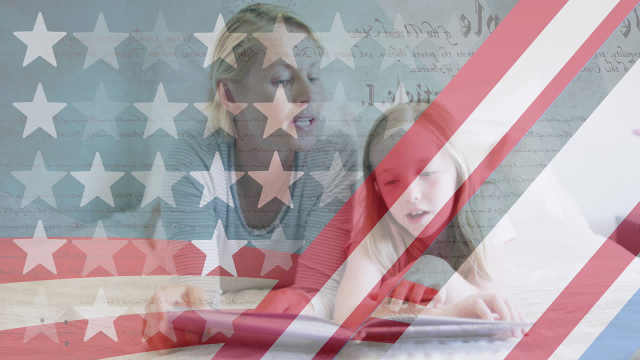 patrón de bandera estadounidense y texto de la constitución contra madre y hija caucásicas leyendo un libro