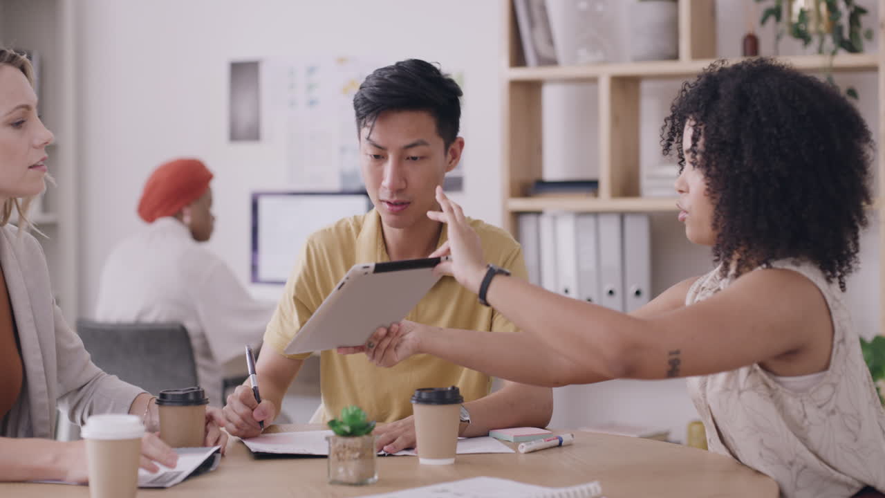 웹 디자이너들이 협력합니다.