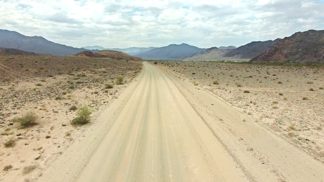 pondo o deserto a quilómetros atrás deles