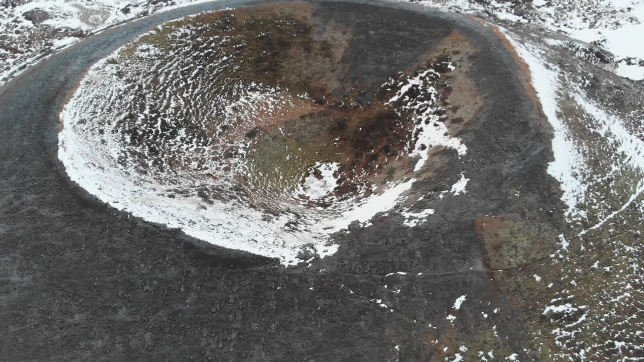 아이슬란드의 겨울 풍경에 있는 화산 분화구의 공중 전망