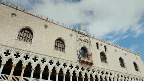 Fassade-Des-Dogenpalastes-In-Venedig