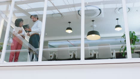 personas de negocios que se reúnen en la sala de juntas hombre de negocios atractivo que trabaja con el líder del equipo mujer que discute ideas con un colega usando una tableta compartiendo consejos en la oficina