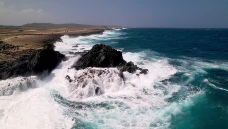 Poderosas-Olas-Chocan-Contra-Una-Formación-Rocosa-En-Aruba.