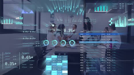 animación del procesamiento de datos financieros sobre diversas personas de negocios en la oficina