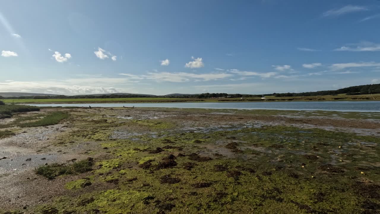 el lapso de tiempo en un lago algunas nubes se mueven en el cielo