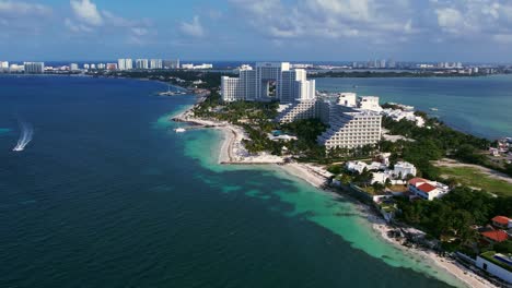 Malerische-Luftdrohnen-Überführung-Des-Resortstreifens-Mit-Meerblick-In-Cancun,-Mexiko,-4k