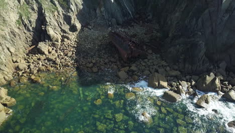 Frachtschiffwrack-Der-RMS-Mulheim-Auf-Einer-Insel-In-Der-Nähe-Von-Land&#39;s-End,-Vereinigtes-Königreich---Luftaufnahme