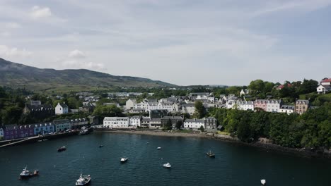 vista aérea desde la costa de escocia en la isla de skye