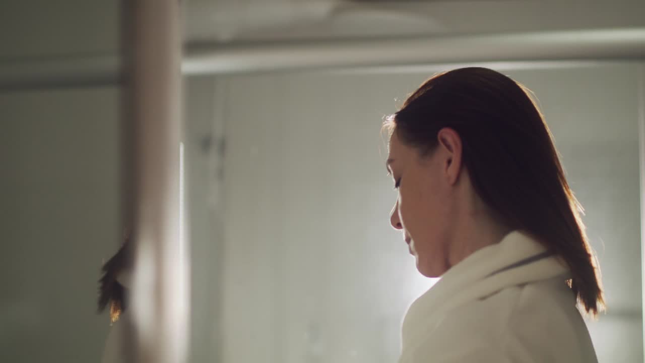 목욕 가운을 입고 욕실에서 화장을 하는 중년 여성, 슬로우 모션