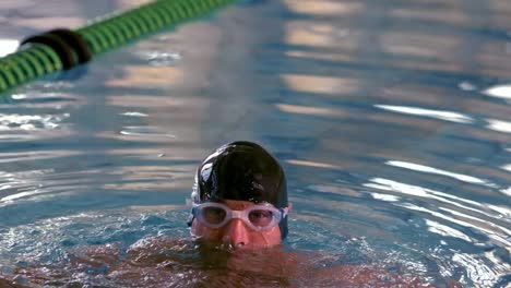 nadador musculoso en forma emergiendo de la piscina