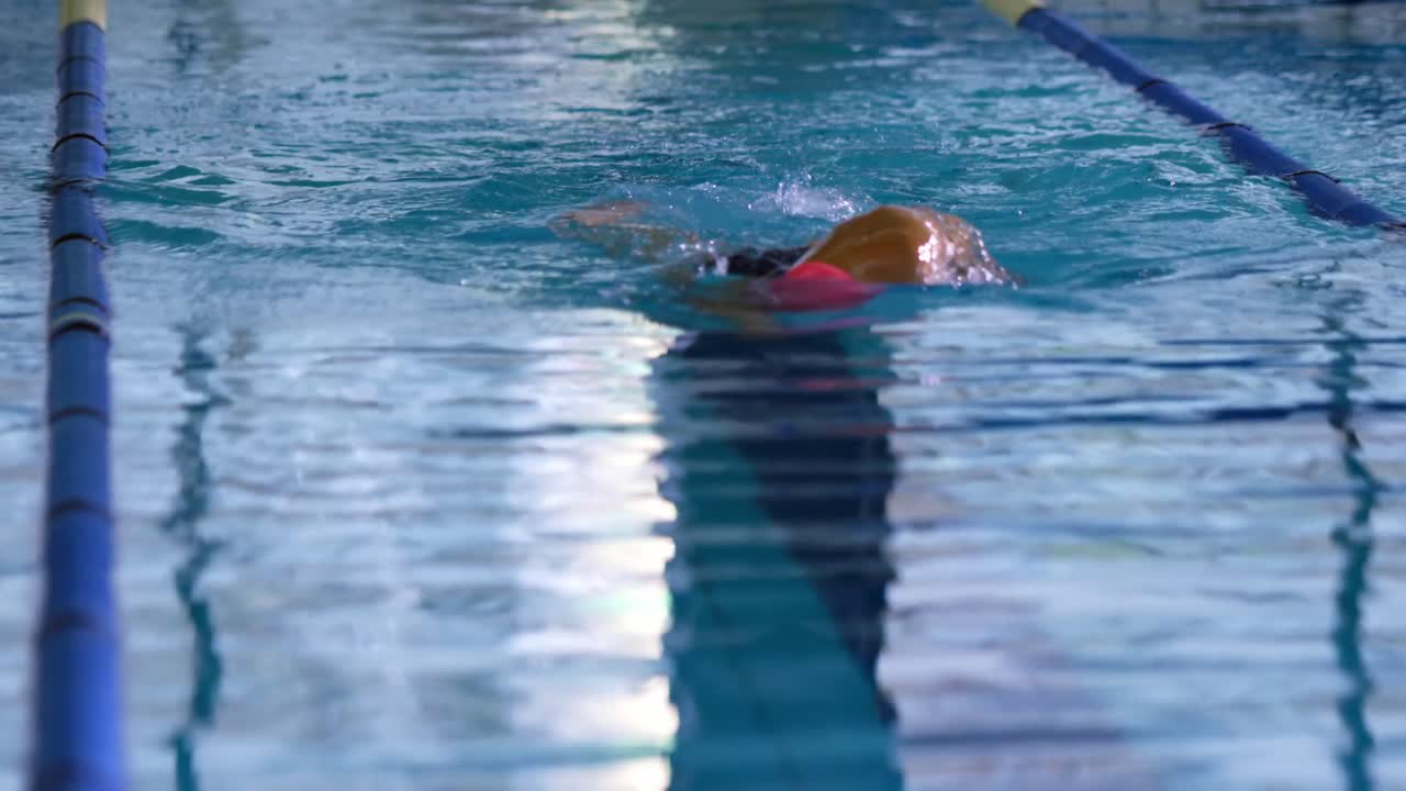 수영장에서 수영 훈련