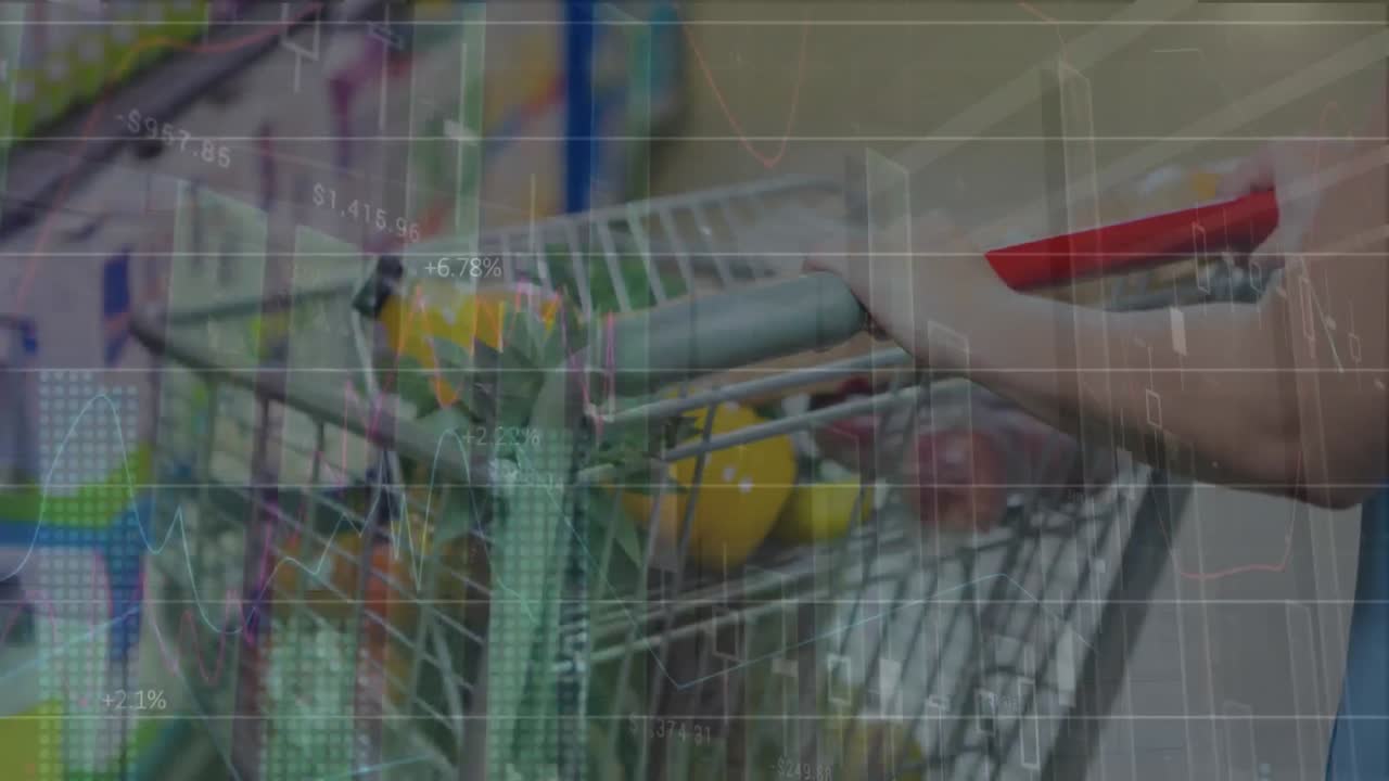 animación del procesamiento de datos sobre mujer caucásica en la tienda