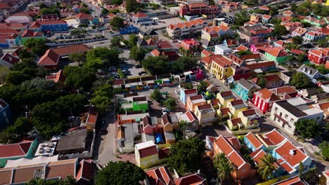 órbita-Aérea-De-Alto-ángulo-Sobre-El-Techo-Naranja-Con-Adornos-Blancos-En-Otrabanda-Willemstad-Curacao