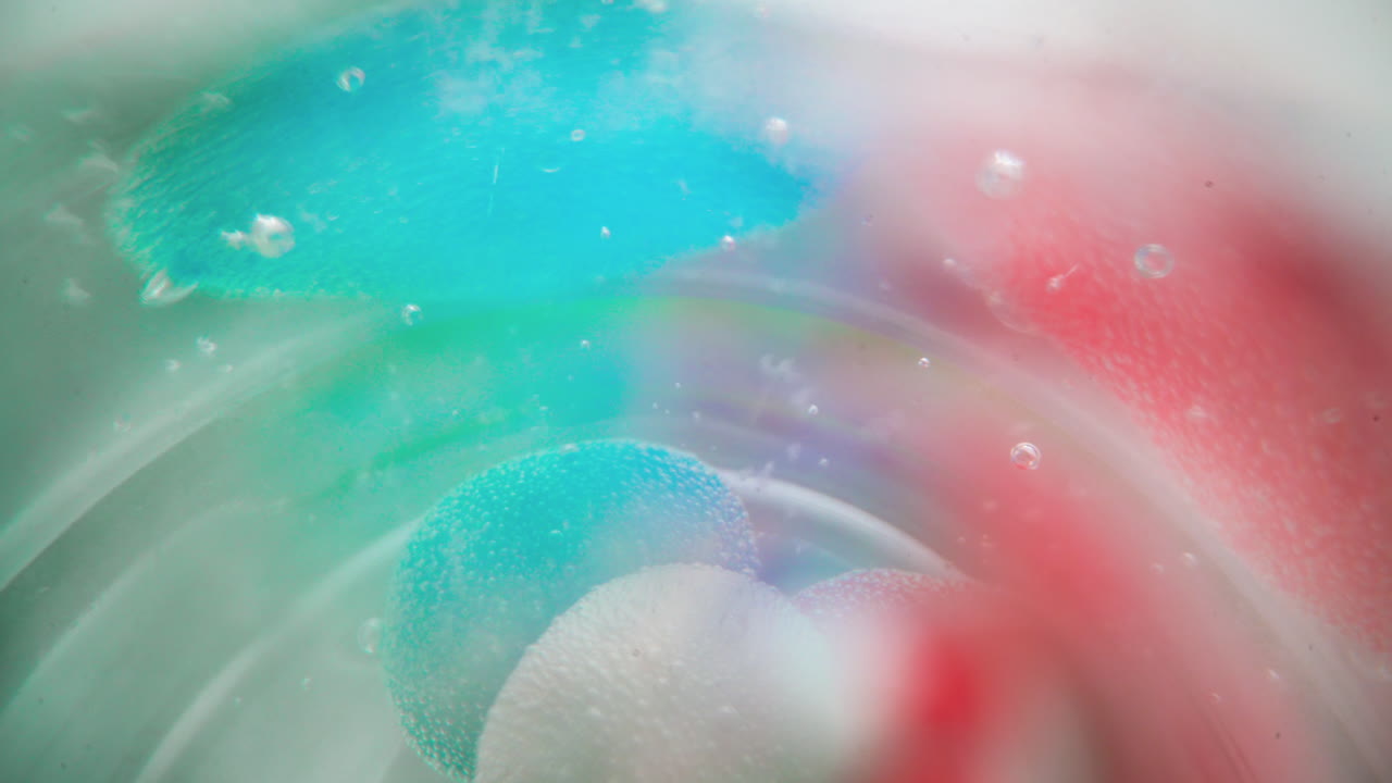 파란색과  ⁇ 색의  ⁇  계란은 유리 안의  ⁇ 은 물에 놓여 있습니다.