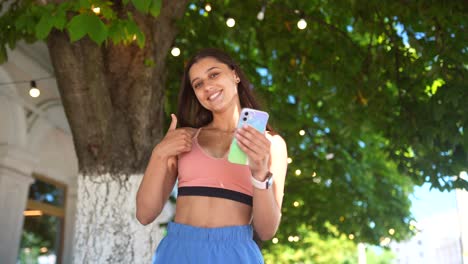 mujer al aire libre usando el teléfono