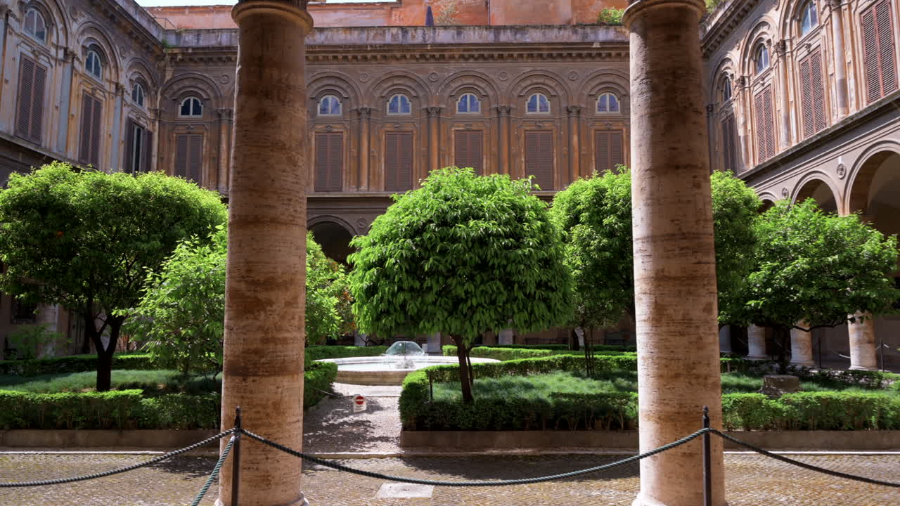 La Galleria Doria Pamphilj nel Palazzo Doria Pamphilj a Roma, Italia, in una giornata di sole