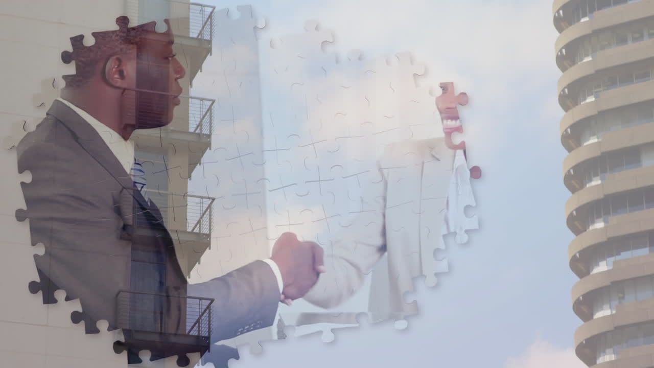 el efecto de los rompecabezas sobre el hombre de negocios y la mujer de negocios estrechando las manos contra los edificios altos