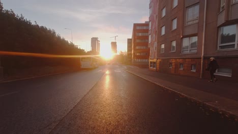 conducir pov: la ciudad de la hora dorada de la mañana viaja directamente al amanecer