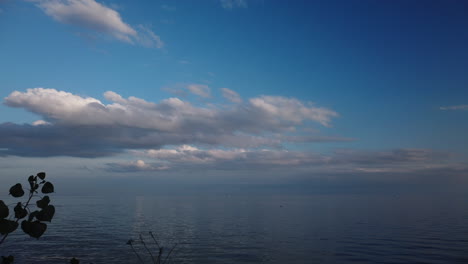 Un-Lapso-De-Tiempo-De-Movimiento-Desde-La-Superficie-Ondulada-Del-Lago-Hasta-Las-Nubes-En-El-Cielo-Azul