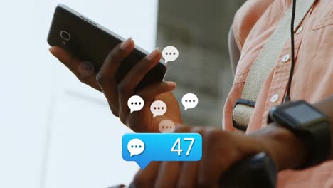 animación del icono del mensaje sobre la sección media de la mujer afroamericana usando un teléfono inteligente.
