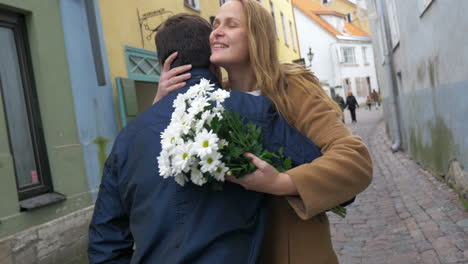 Citas-Románticas-Con-Flores-En-La-Calle-Vieja