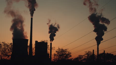 Timelapse-De-La-Planta-De-Energía-Con-Chimeneas-Humeantes-Al-Atardecer-En-Melnik,-República-Checa