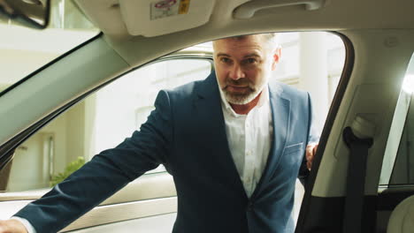 hombre examinando el interior del coche