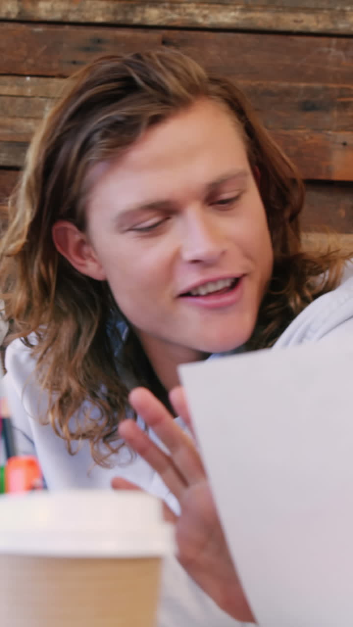 ejecutivos de negocios que interactúan entre sí