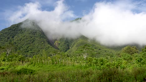 nubes hinchadas blancas que cubren el pico de un volcán inactivo en asia 4k