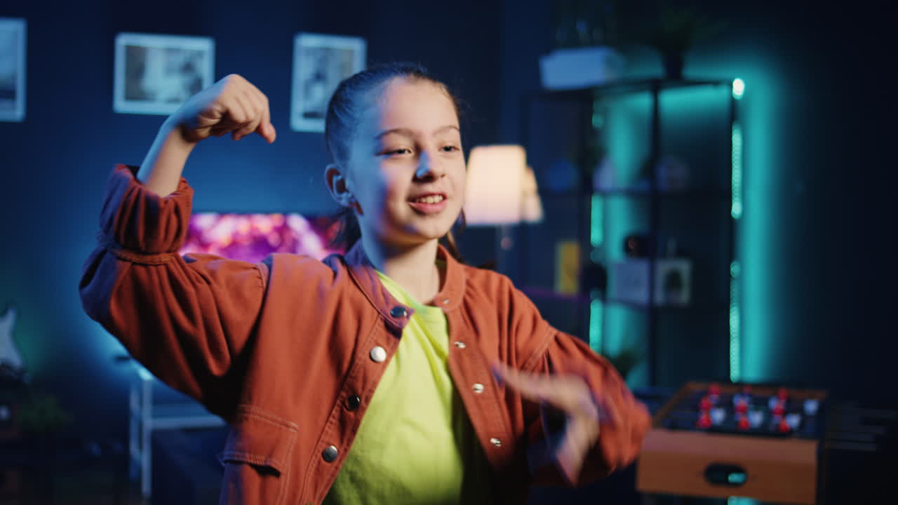 chica encantadora recibiendo toneladas de compromiso en sus clips de baile publicaciones grabadas en casa