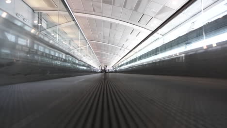 Bodenebene-Ansicht-Eines-Flughafen-Fahrsteig-Korridor-Laufbandes,-Flughafen-Hintergrundkonzept