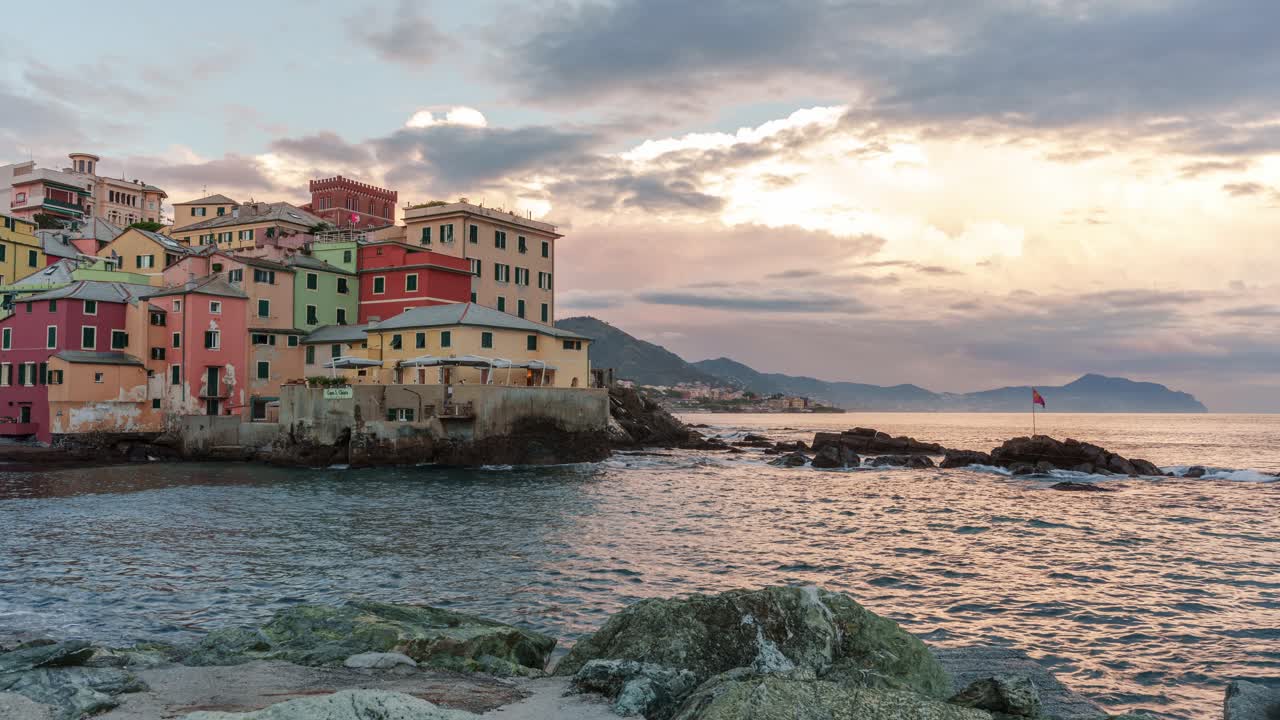 Maisons colorées le long de la côte rocheuse de Boccadasse, Gênes, au coucher du soleil, prise de vue en timelapse