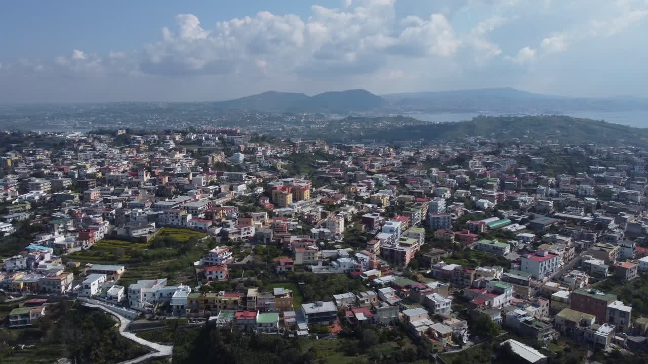 un pequeño pueblo en la colina filmado desde el cielo usando un dron