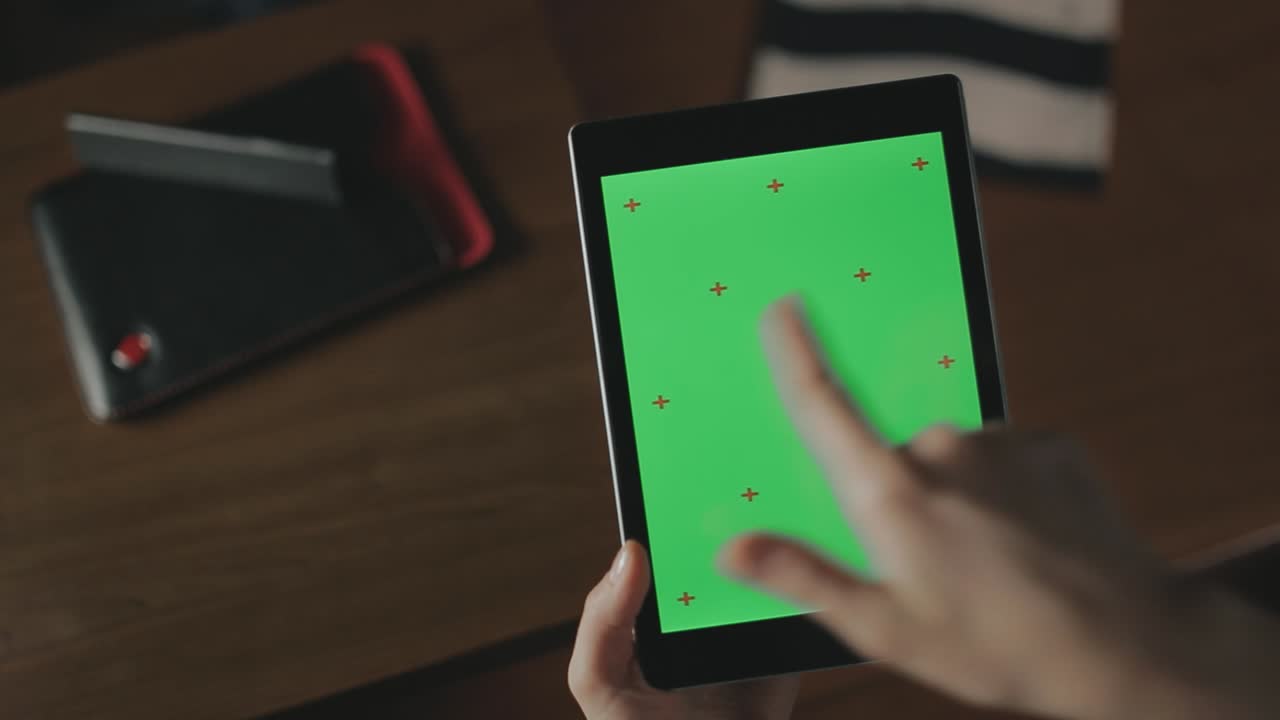 mujer con la tableta en la mano. mujer deslizando la tableta de cerca pantalla verde