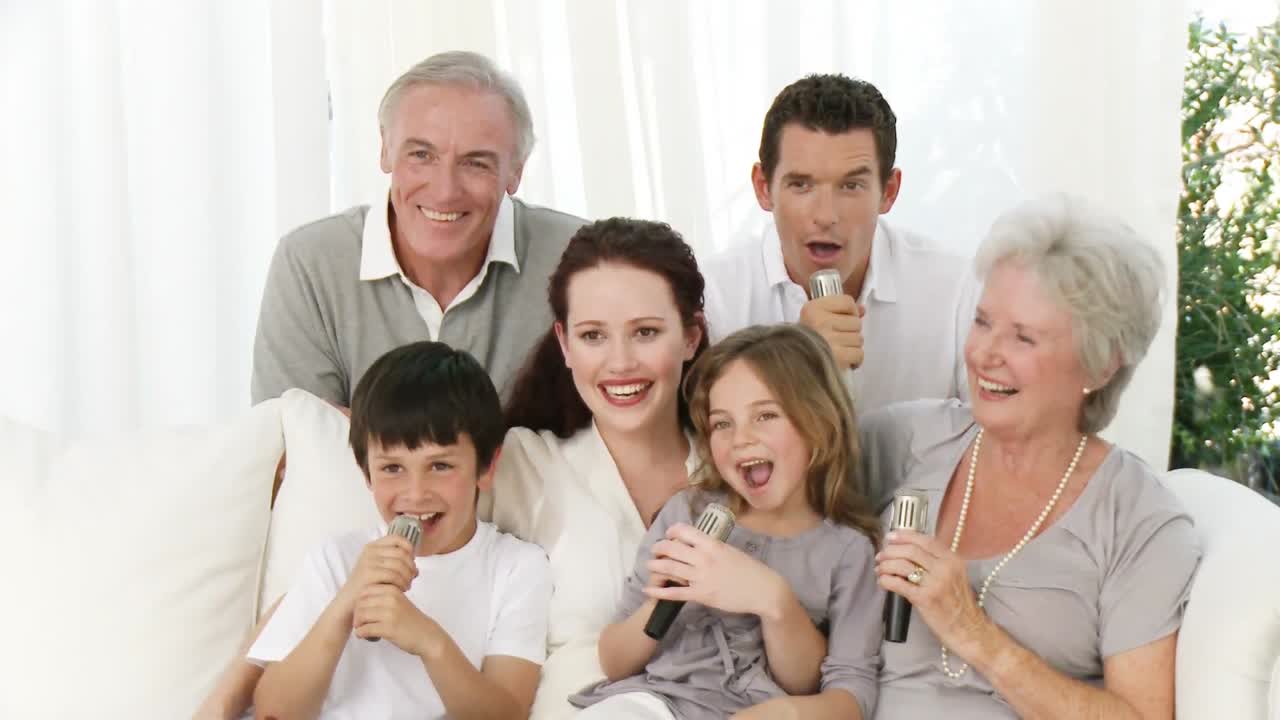 집 에서 카라오케 를 부르는 가족