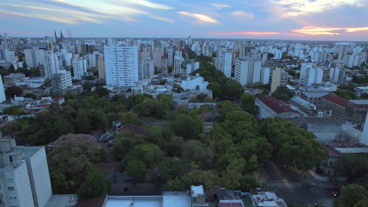 Veduta aerea 4K da drone di La Plata, Buenos Aires, Argentina al tramonto. Skyline urbano, edifici e strade illuminati dalla calda luce serale in tutta la città