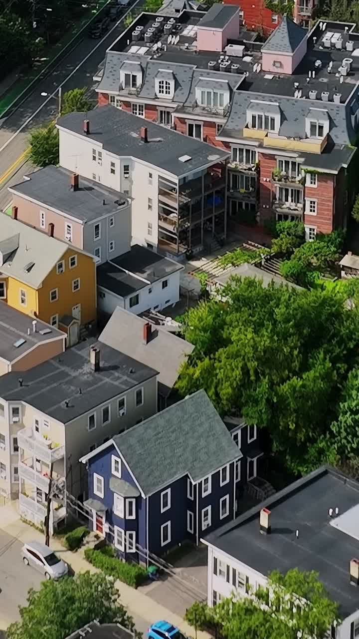 Scenen viser et kvarter i USA set ovenfra