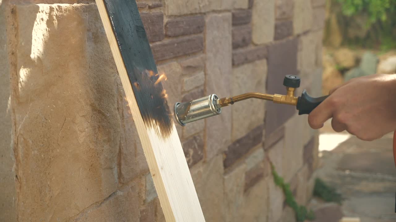 횃불로 까맣게 탄 나무 만들기, 슬로우 모션, 클로즈업