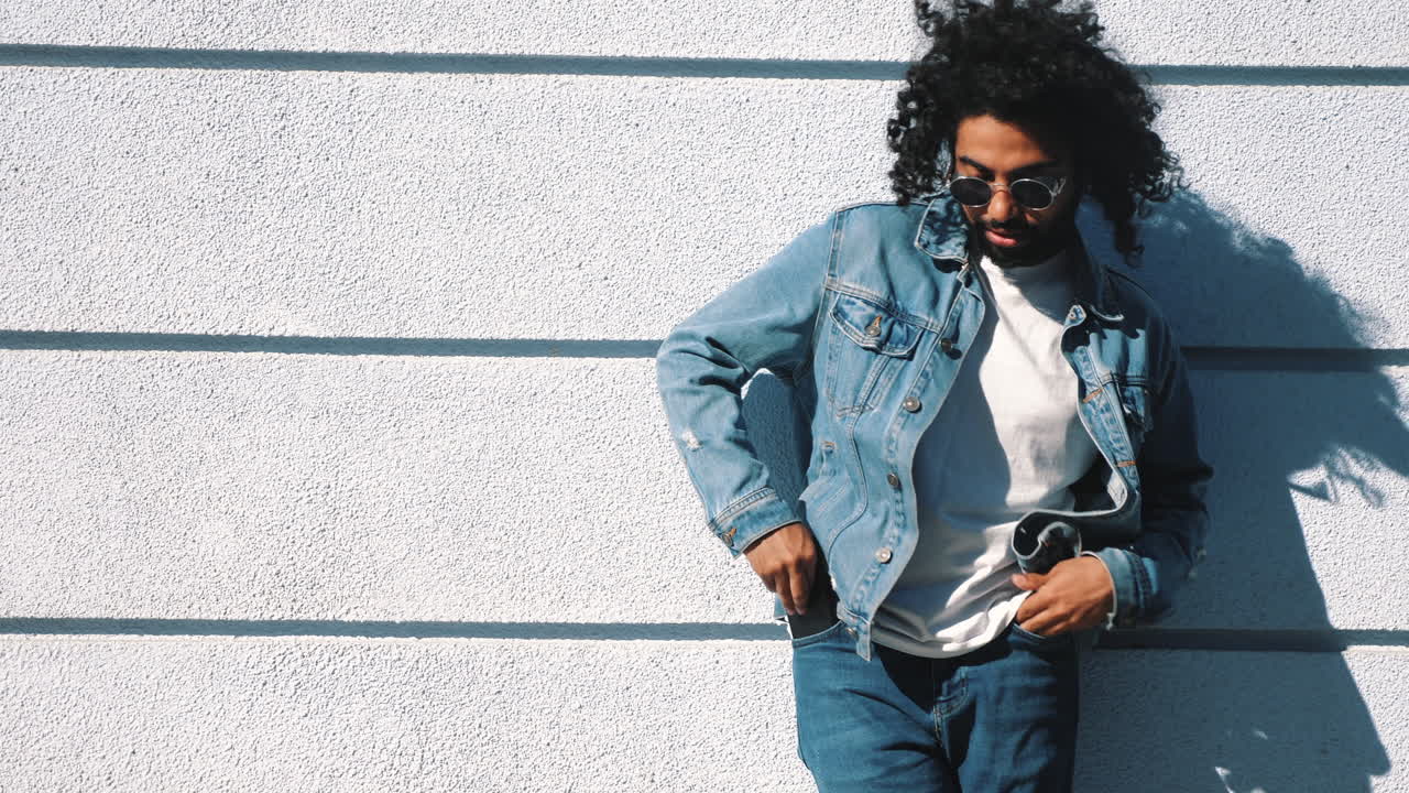 hombre elegante al aire libre