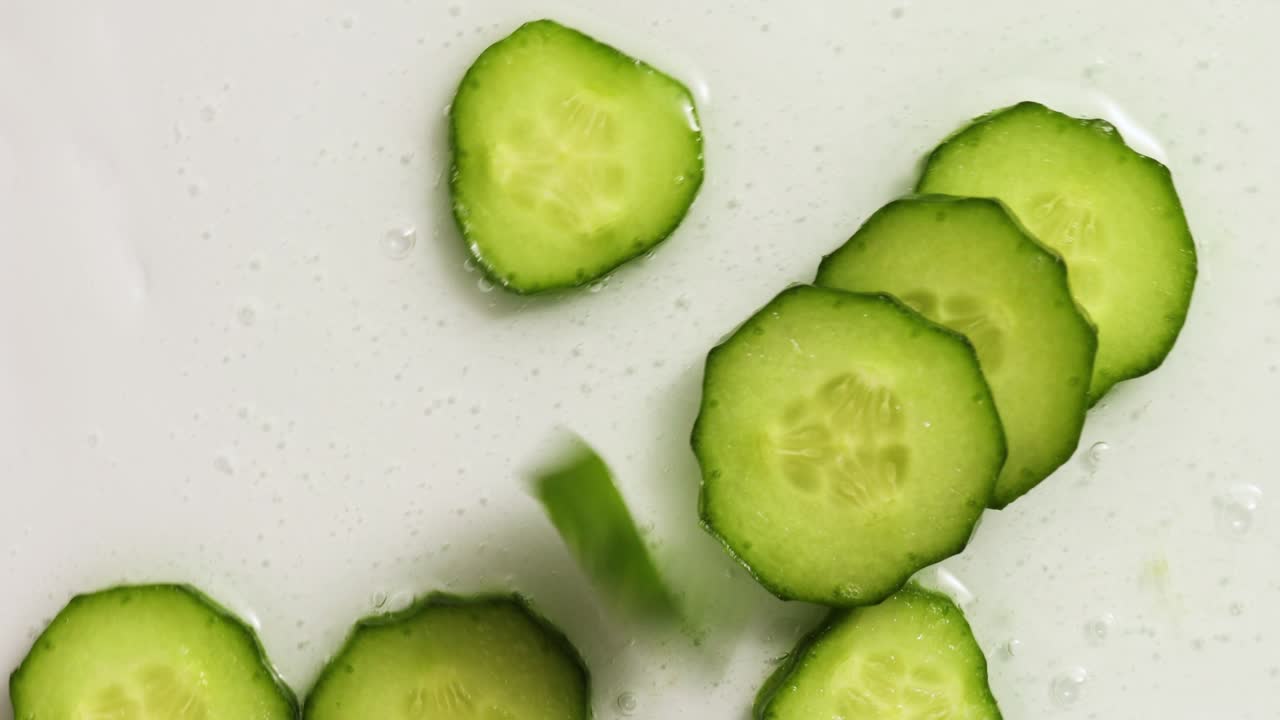 색 바탕에 젤을 넣은 호박 조각을 회전