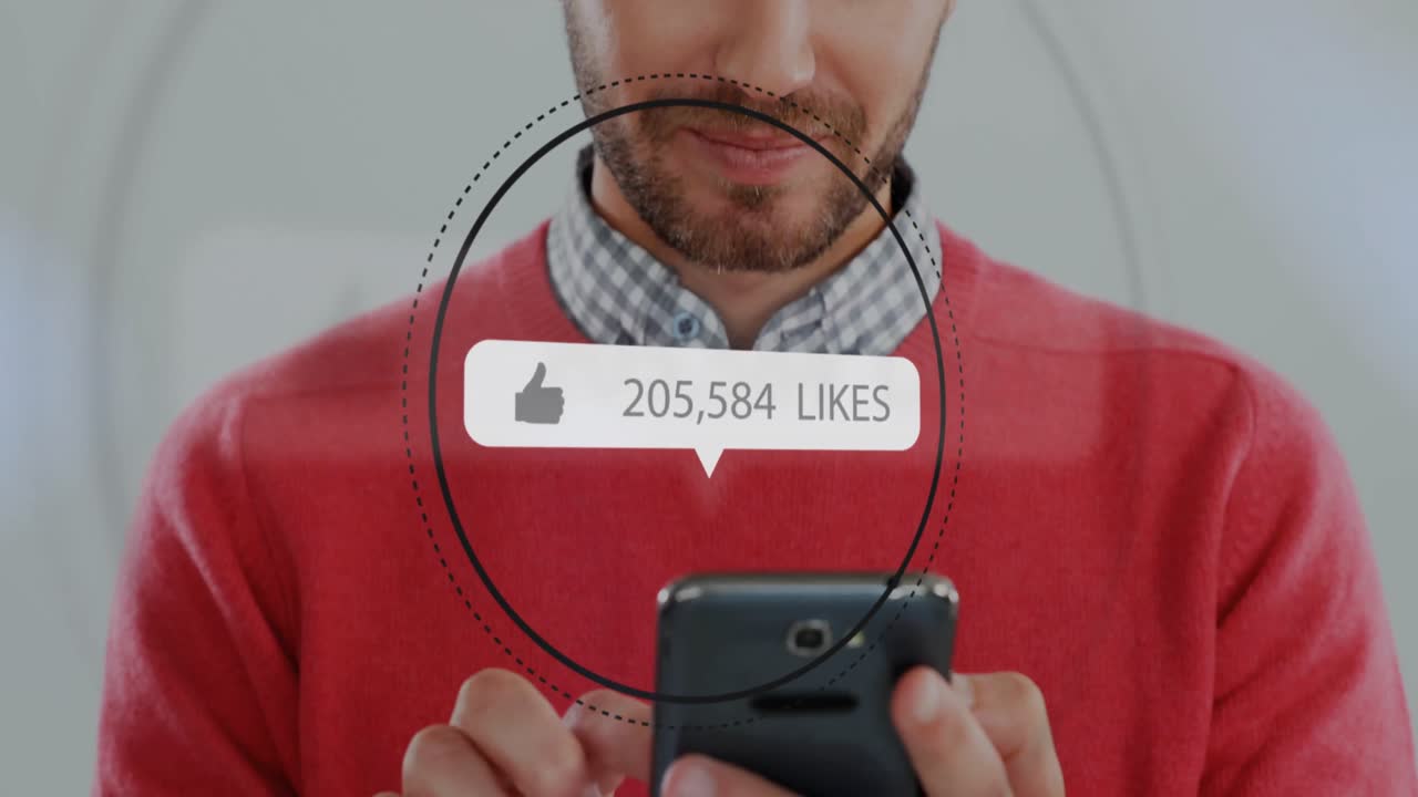animación de iconos similares con números crecientes en círculos sobre hombre feliz caucásico usando teléfono celular.