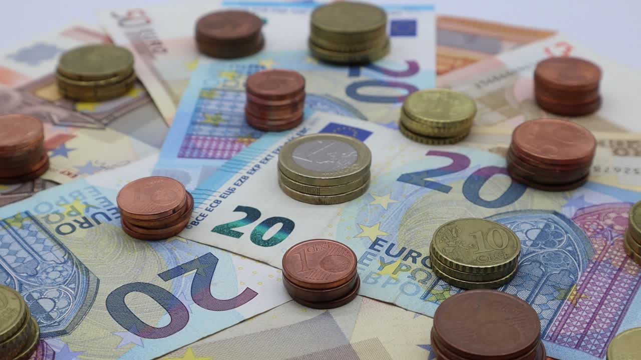 Banconote e monete euro su piattaforma girevole