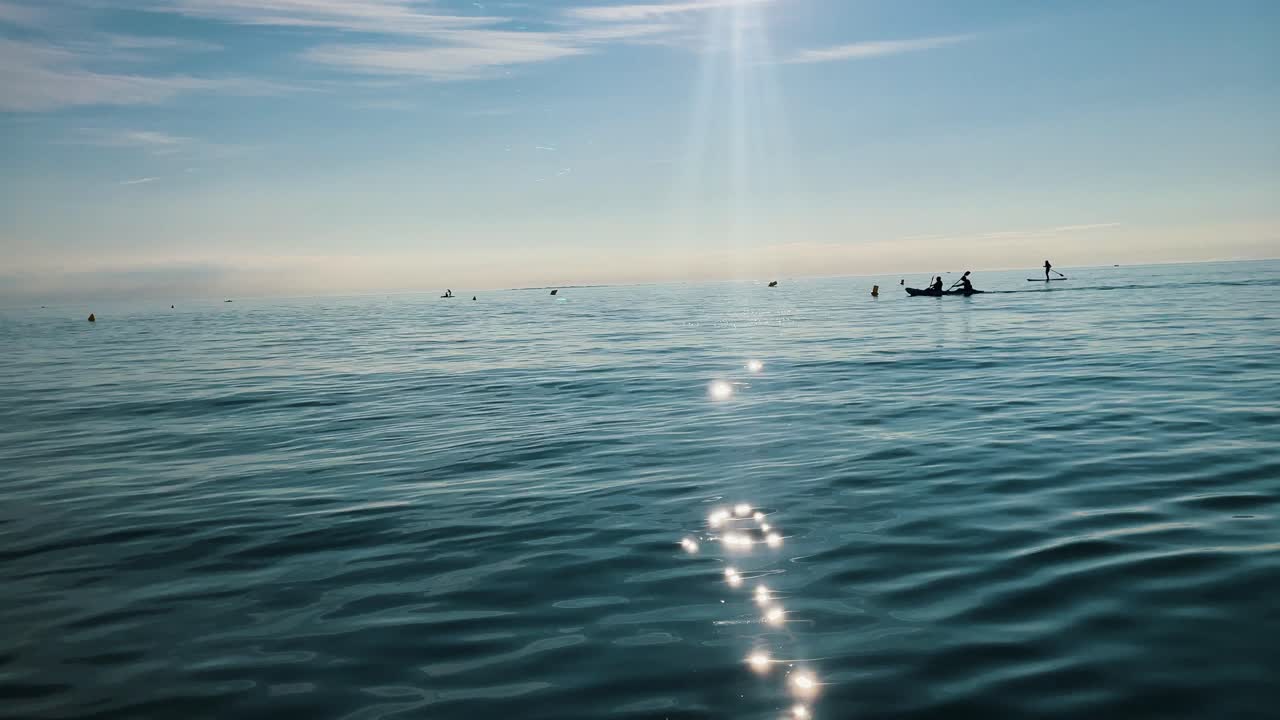 여름날 패들보드를 즐기는 사람들의 슬로우 모션 샷
