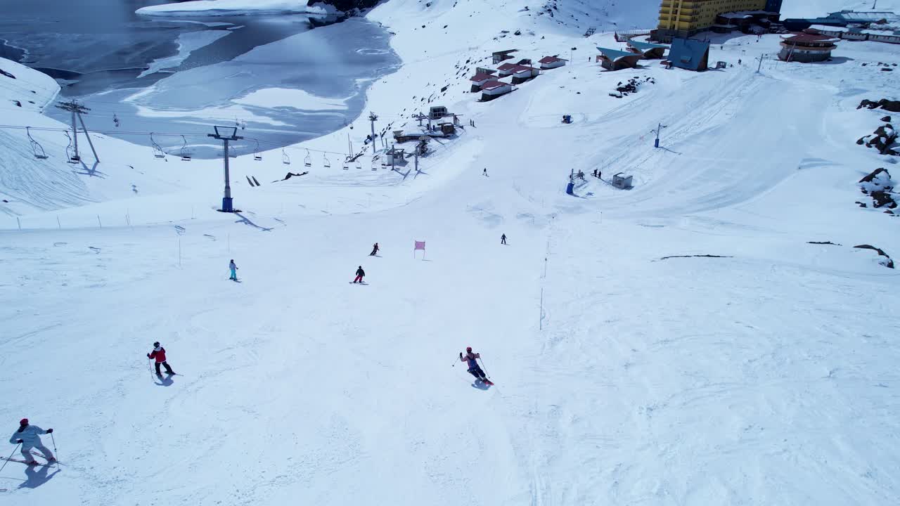 칠레 산티아고 근처의 눈 덮인 안데스 산맥에 있는 스키 스테이션 센터 리조트의 탁 트인 전망