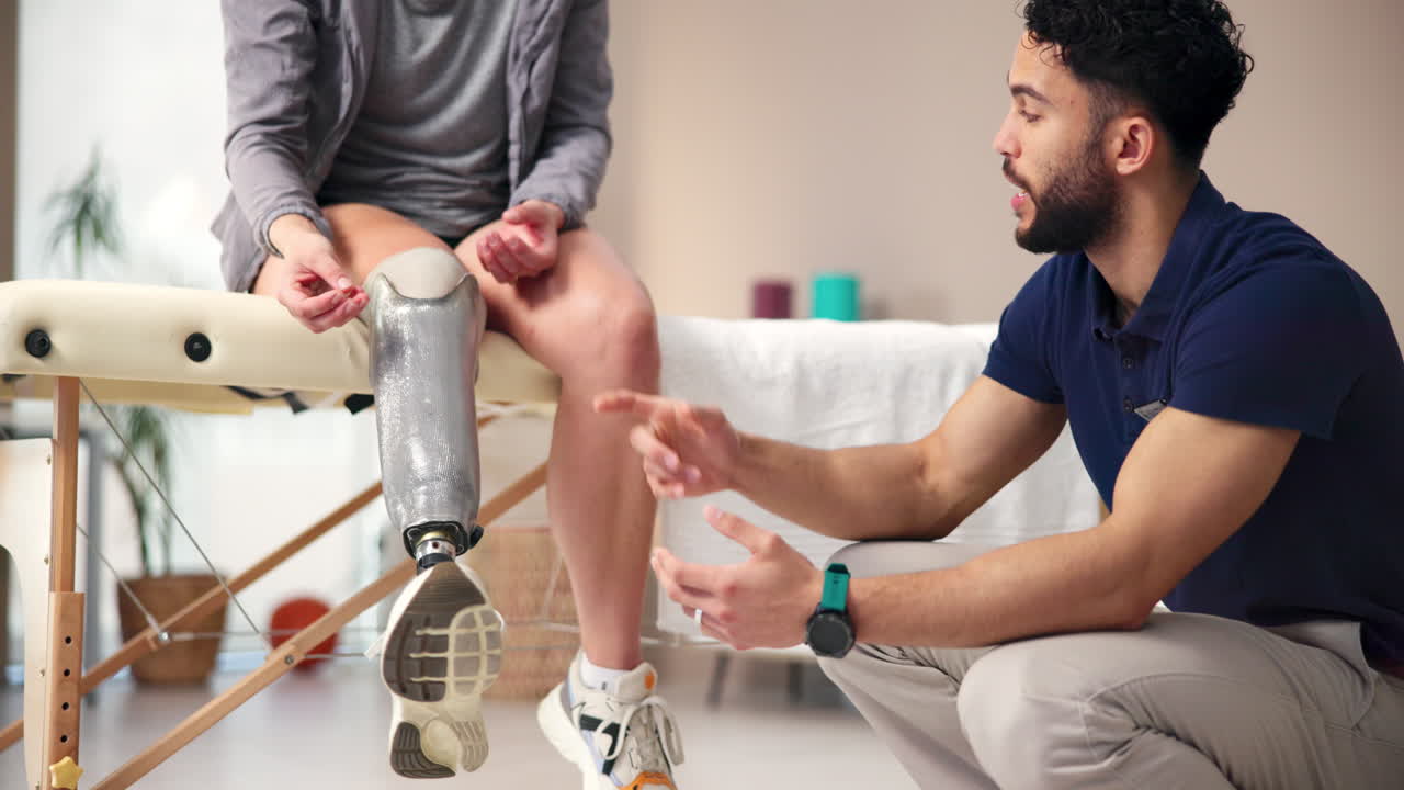 신체 치료사 가 인공 다리 를 가진 환자 를 돕고 있다