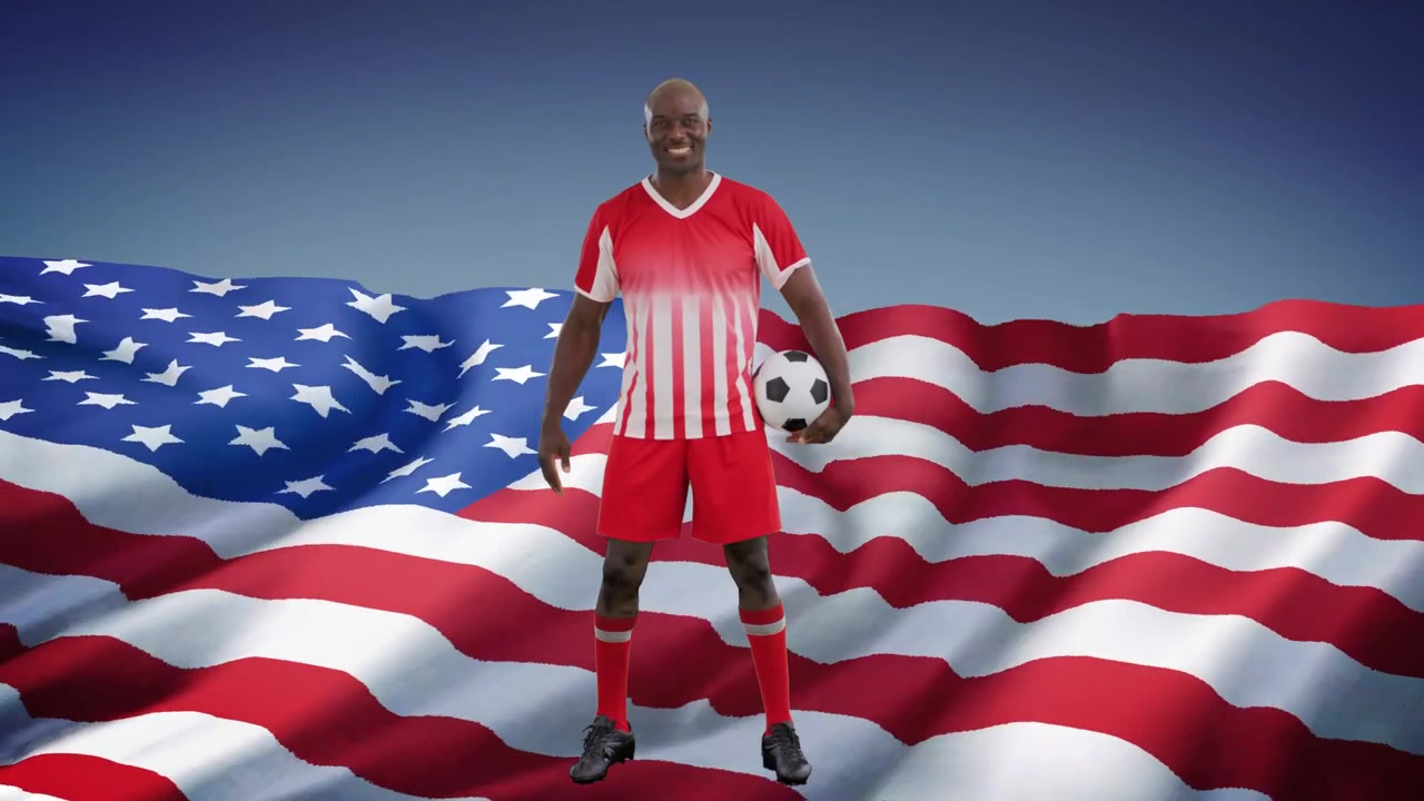 Jugador de fútbol posando con un balón y sonriendo, con una brisa simulada y una bandera ondeando para una promoción.