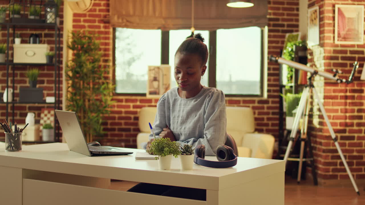 freelancer escribiendo un plan de tareas en un cuaderno